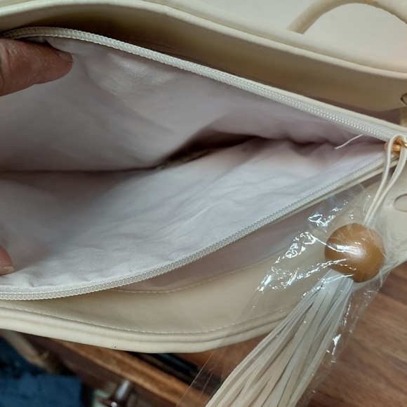 Vintage* Tannery Row Pearl White Vinyl? Basket Weave Bag - Picture 11 of 16